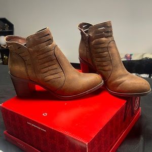 ARIZONA Brown Booties Size 8 1/2